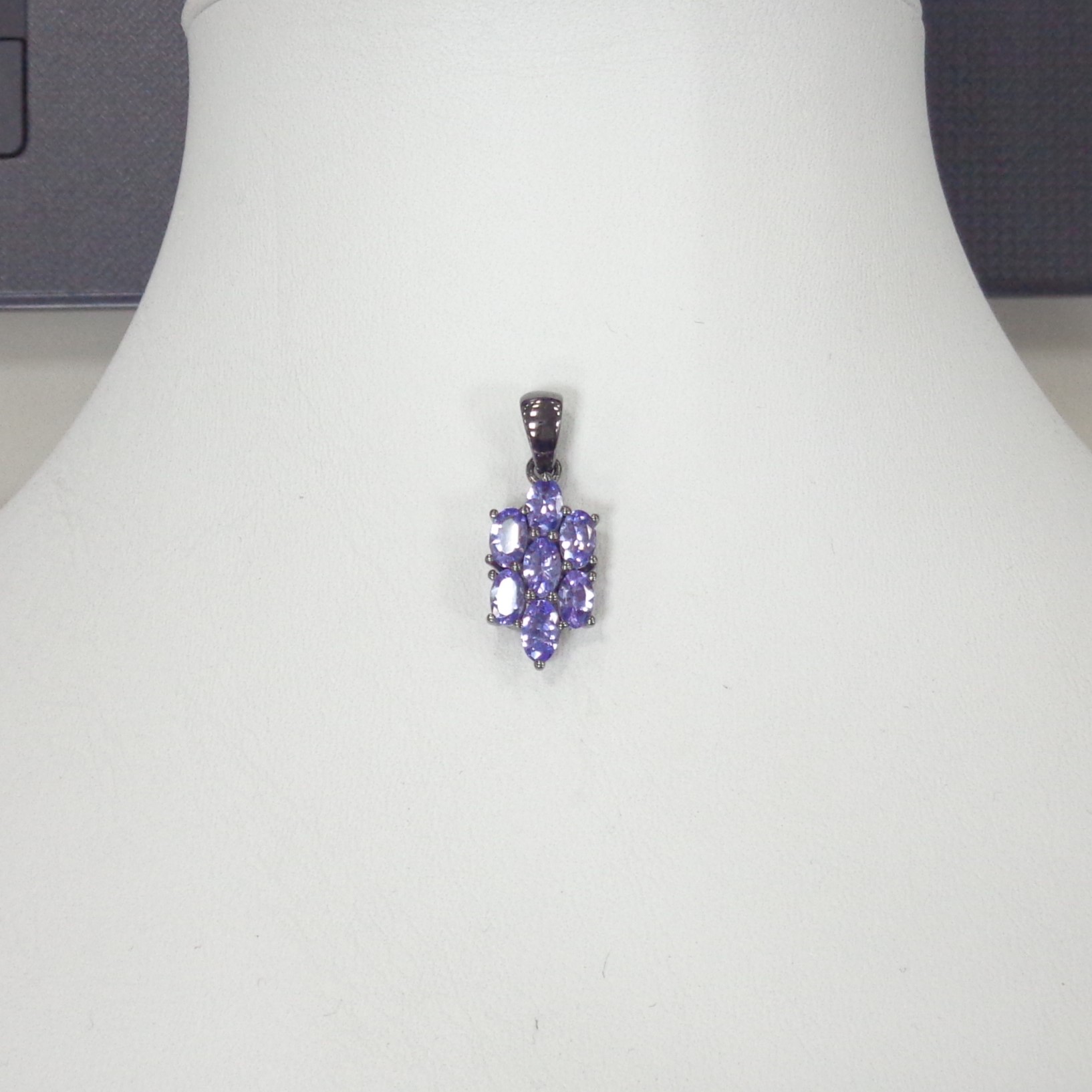 Серебряная подвеска с танзанитами